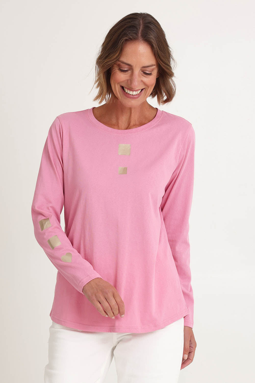 Model Riina wearing size S of the Heart Square Tee in colour Pink (Pink), from the front, cropped image