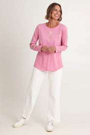 Model Riina wearing size S of the Heart Square Tee in colour Pink (Pink), from the front, showing the whole outfit