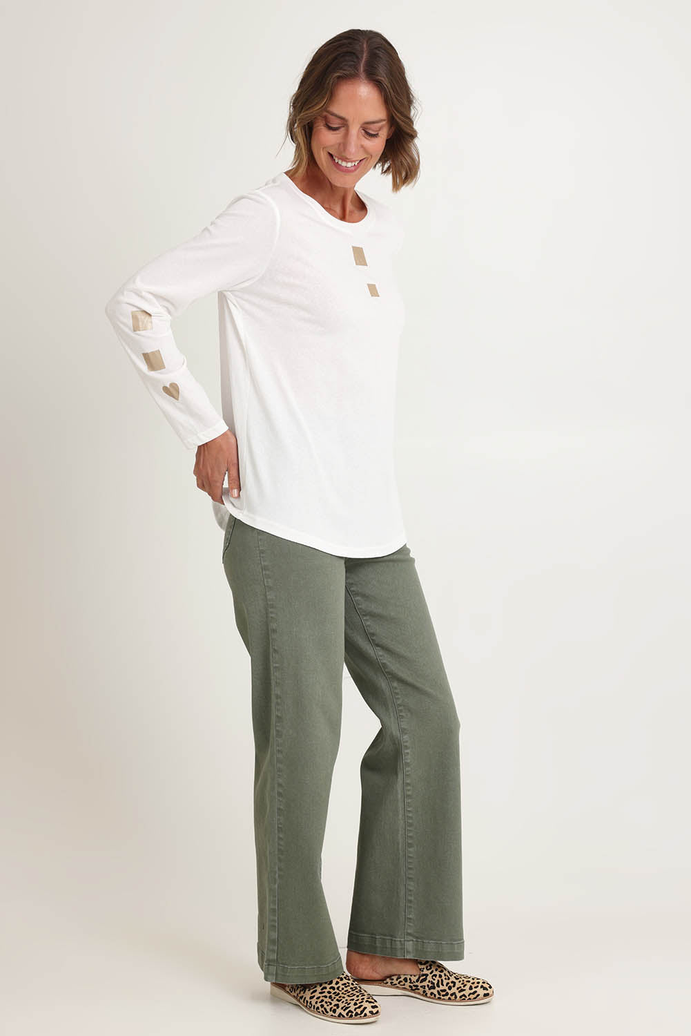 Model Riina wearing size S of the Heart Square Tee in colour White (White), from the front, showing the whole outfit