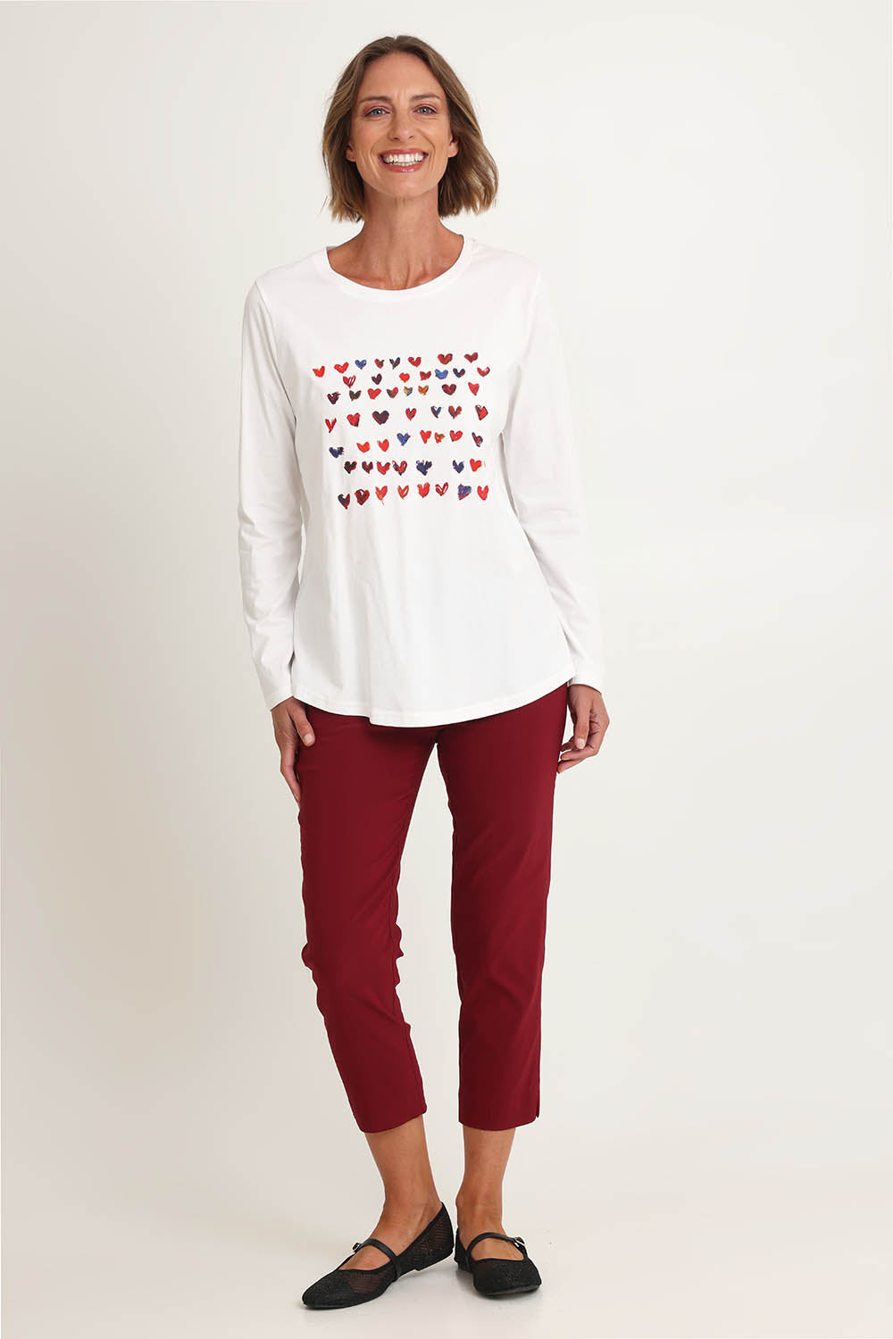 Model Riina wearing size S of the Sweetheart Tee in colour Ivory (White), from the front, showing the whole outfit