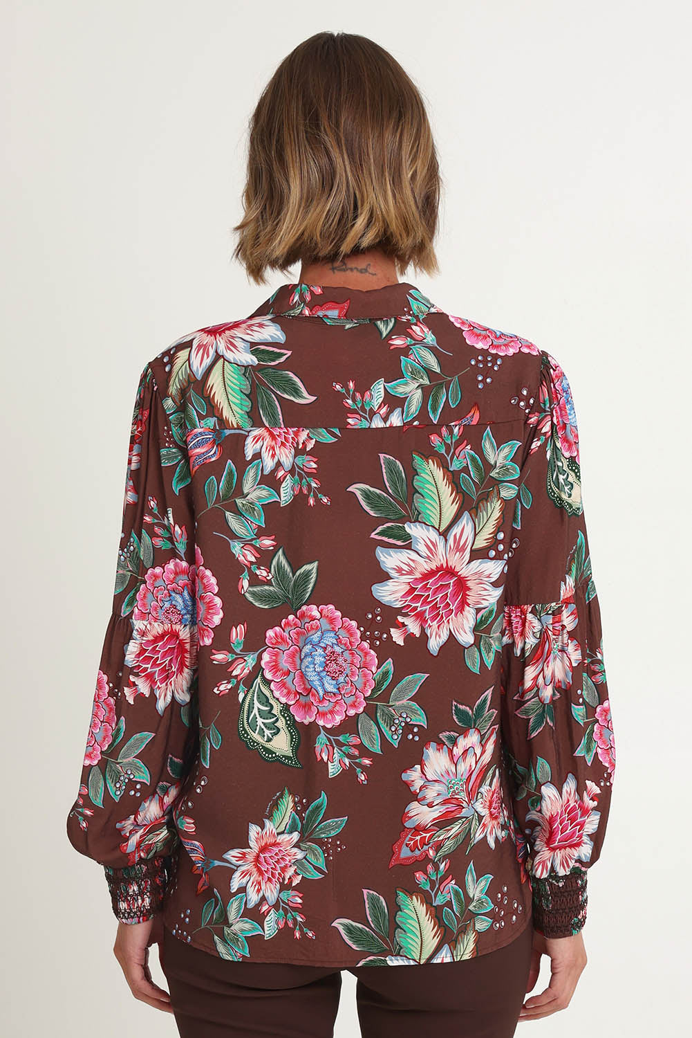 Model Riina wearing size S of the Bouquet Print Shirt in colour Chocolate, from the back