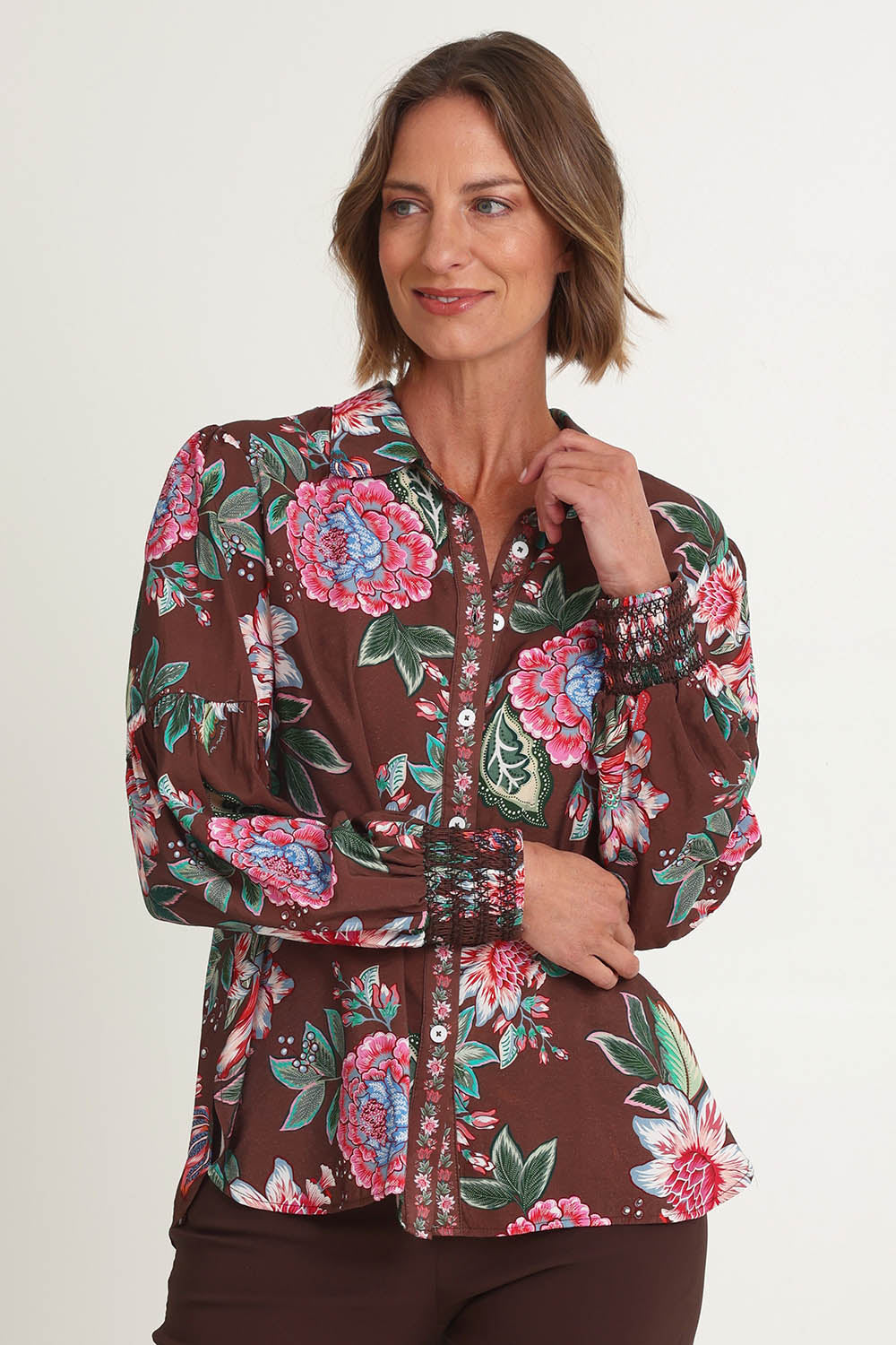 Model Riina wearing size S of the Bouquet Print Shirt in colour Chocolate, from the front, cropped image