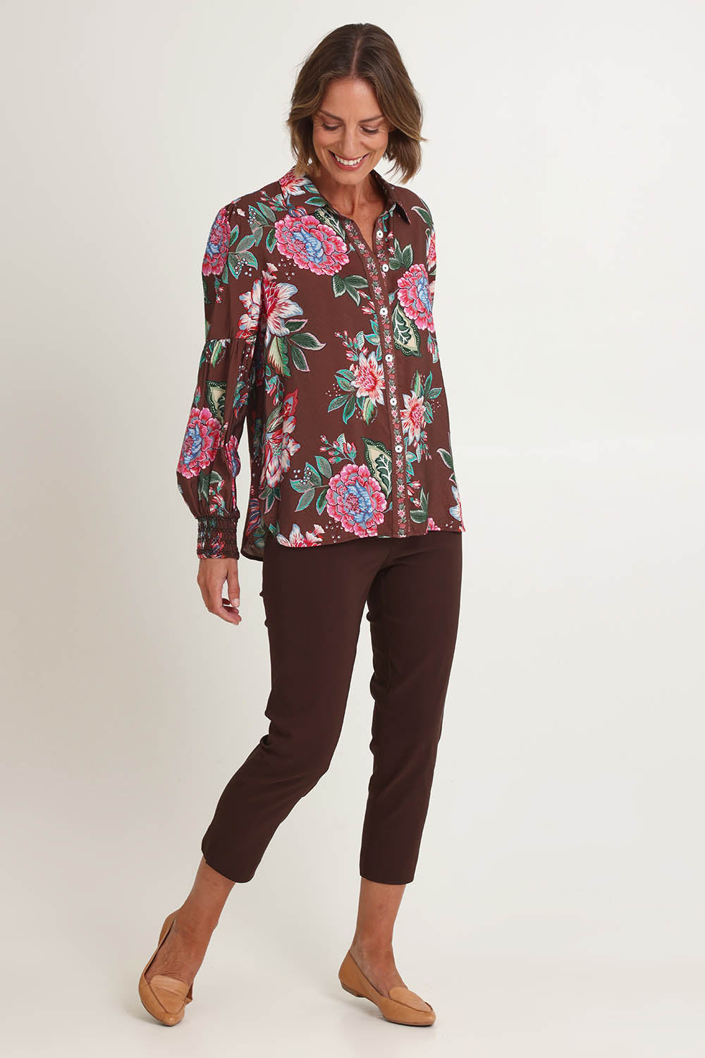 Model Riina wearing size S of the Bouquet Print Shirt in colour Chocolate, from the front, showing the whole outfit