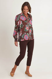 Model Riina wearing size S of the Bouquet Print Shirt in colour Chocolate, from the front, showing the whole outfit