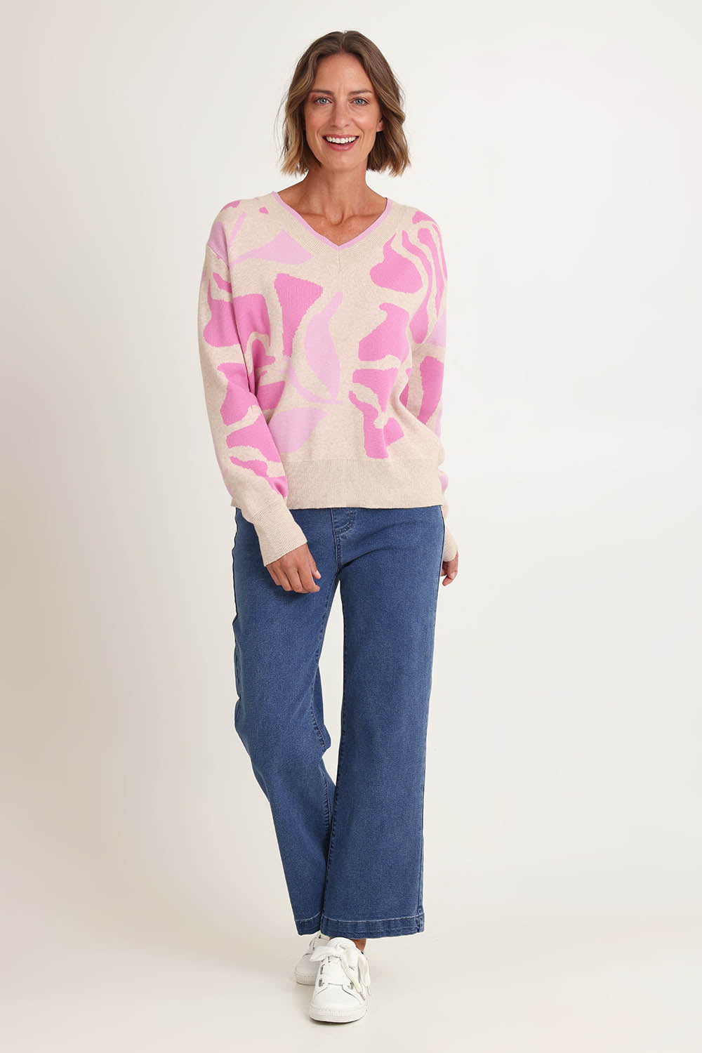 Model Riina wearing size S of the Blushing Knit in colour Pink (Pink), from the front, showing the whole outfit