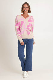 Model Riina wearing size S of the Blushing Knit in colour Pink (Pink), from the front, showing the whole outfit
