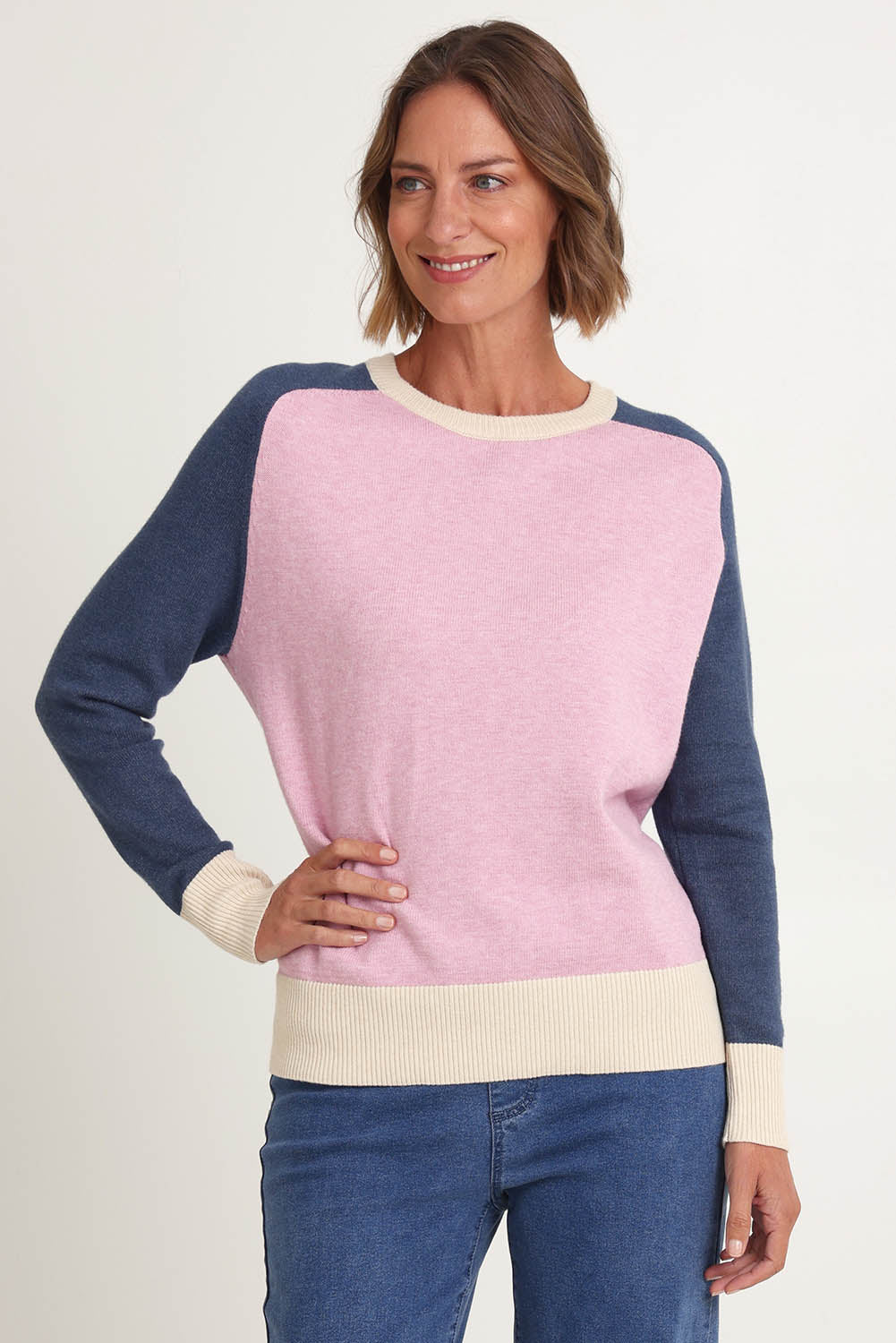 Model Riina wearing size S of the Rosie Knit in colour Pink (Pink), from the front, showing the whole outfit