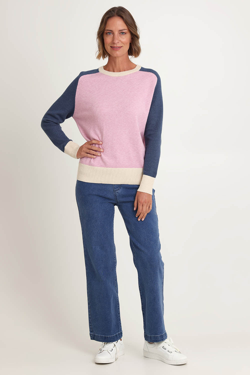 Model Riina wearing size S of the Rosie Knit in colour Pink (Pink), from the front, showing the whole outfit