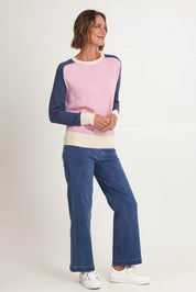 Model Riina wearing size S of the Rosie Knit in colour Pink (Pink), from the front, showing the whole outfit