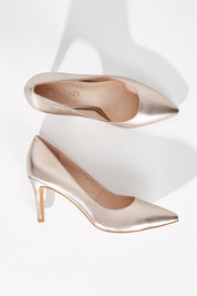 A model wearing size 36 of the Barrios Leather Heel in colour Platino (Metallics), from the front, showing the whole outfit