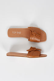 A model wearing size 37 of the Langela Leather Slide in colour Dktan, from the front, showing the whole outfit