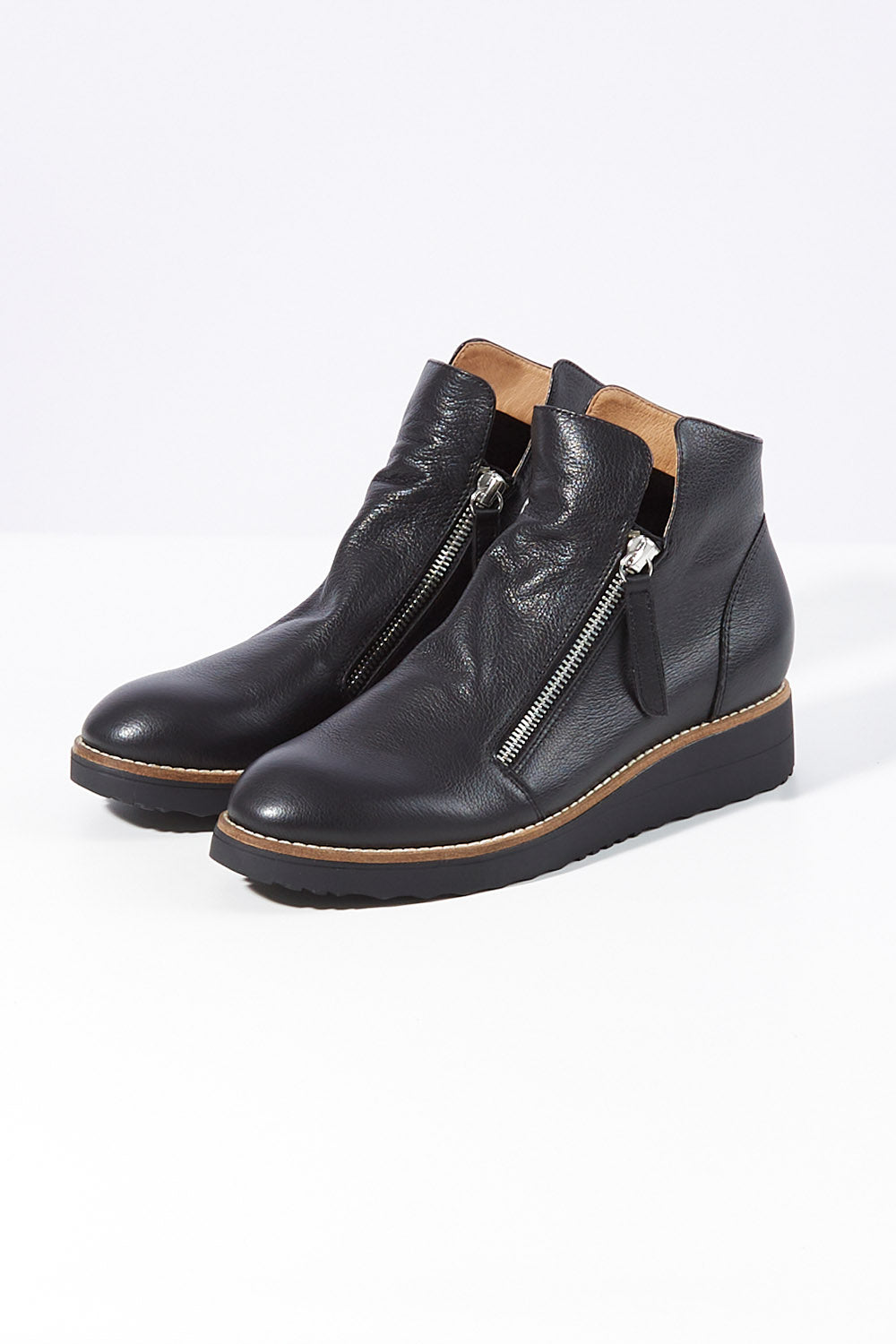 A model wearing size 38 of the Ohmy Ankle Boot in colour Blackblack (Black), from the front, showing the whole outfit
