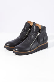 A model wearing size 38 of the Ohmy Ankle Boot in colour Blackblack (Black), from the front, showing the whole outfit