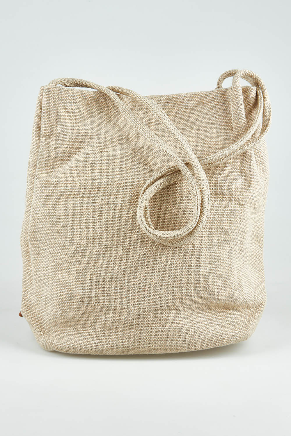 A model wearing size OneSize of the Natural Jute Long Handle Bag in colour Beige, from the front, showing the whole outfit