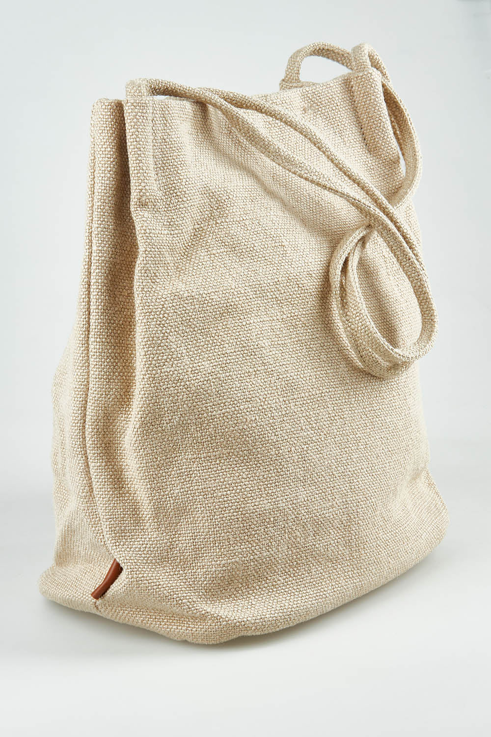 A model wearing size OneSize of the Natural Jute Long Handle Bag in colour Beige, from the front, showing the whole outfit