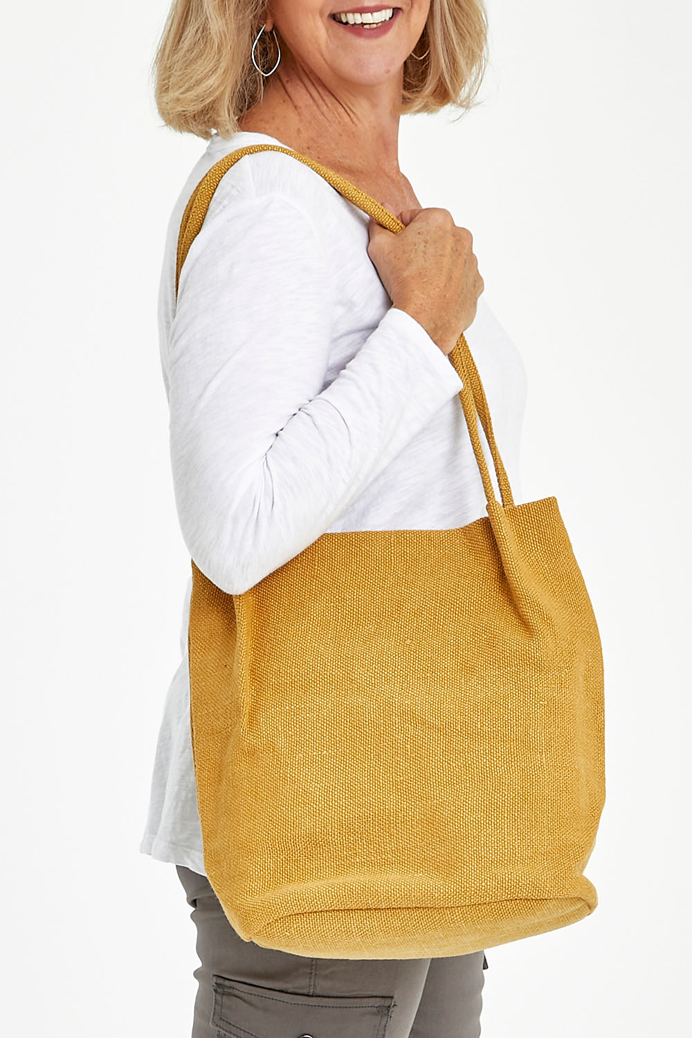 Model Sandy wearing size OneSize of the Natural Jute Long Handle Bag in colour Mustard, from the front, cropped image