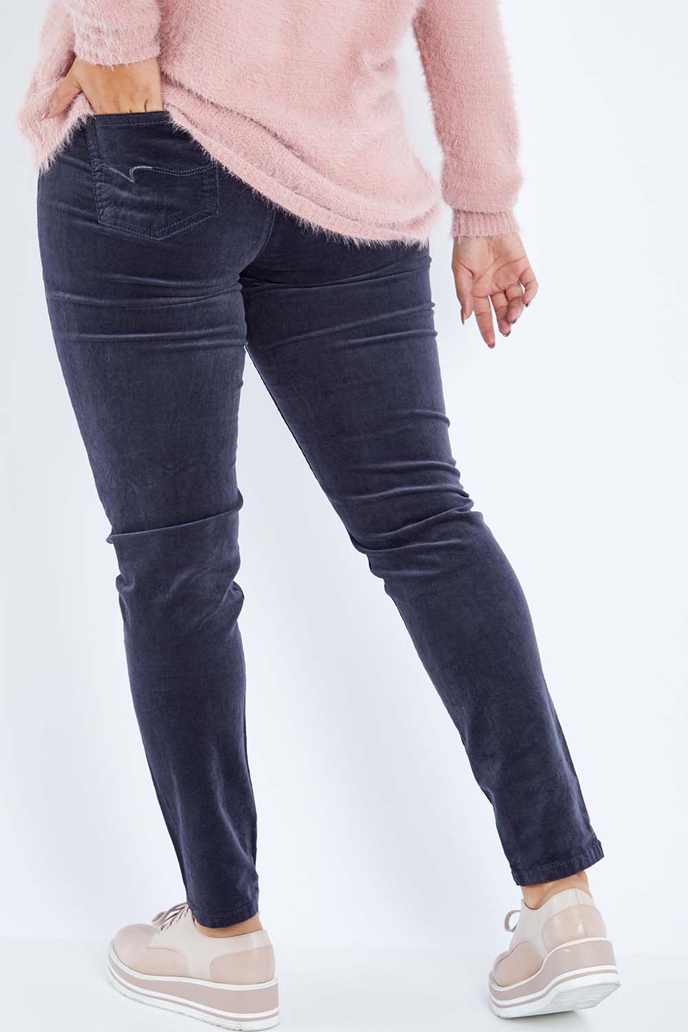 Model Sasha-Lee wearing size 16 of the Skinny Leg Cord Pull On Pant in colour Graphite (Black), from the back