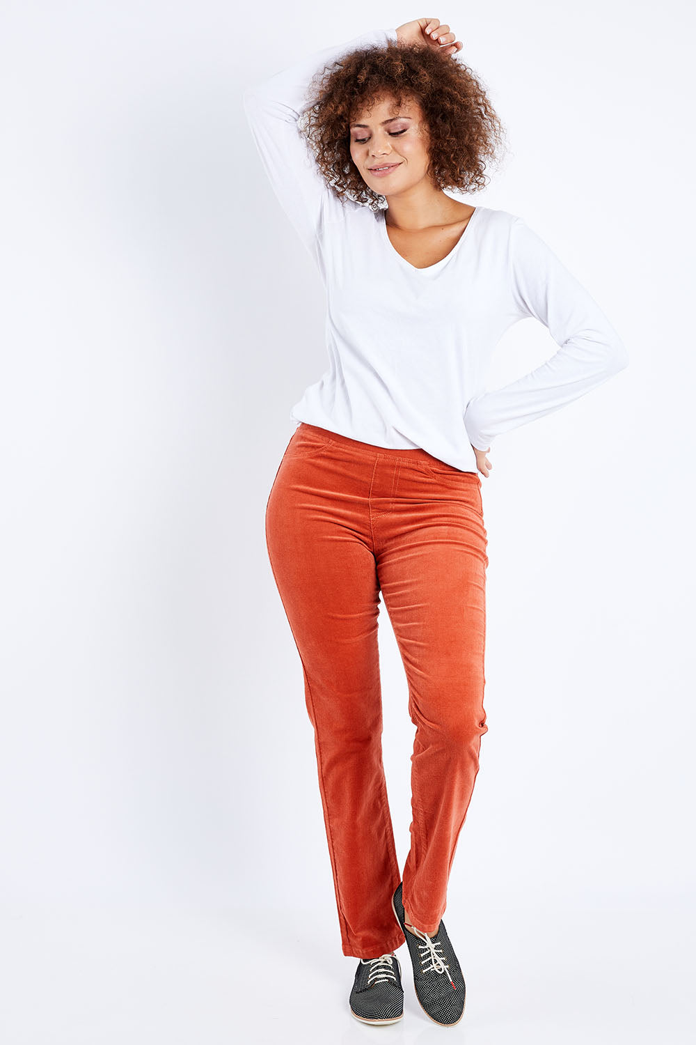 Model Lala wearing the Pin Cord Slim Pant in colour Auburn, from the front, showing the whole outfit
