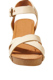 Product shot of the Lulu Clog Heel in colour Nude, detail