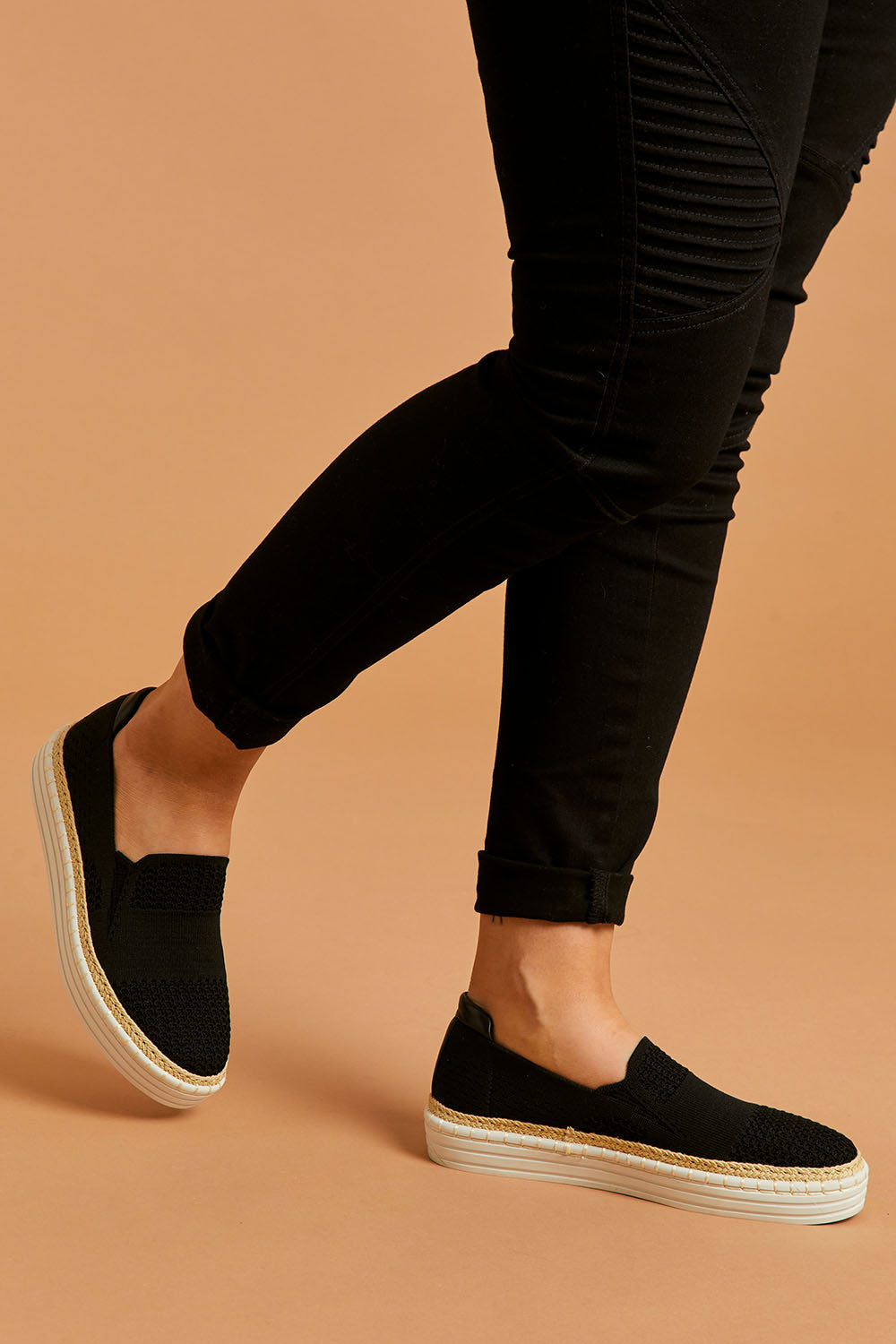 A model wearing size 38 of the Queen Stretch Flat in colour Black (Black), from the front, cropped image