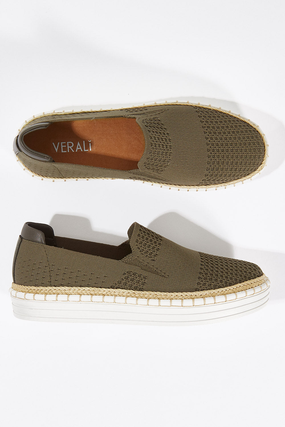 A model wearing size 39 of the Queen Stretch Flat in colour Khaki (Green), from the front, showing the whole outfit