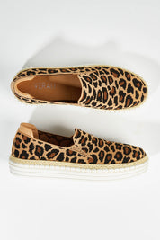 A model wearing size 36 of the Queen Stretch Flat in colour Leopard (Black), from the front, showing the whole outfit
