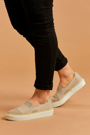 A model wearing size 38 of the Queen Stretch Flat in colour Natural, from the front, cropped image