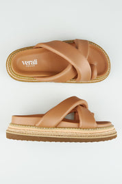 A model wearing size 37 of Thelma Flatform Slide in colour Darkcamel, from the front, showing the whole outfit