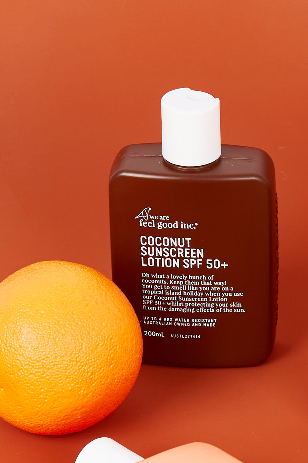 A model wearing size OneSize of the Coconut Sunscreen 50+ Lotion in colour Coconut, from the front, showing the whole outfit