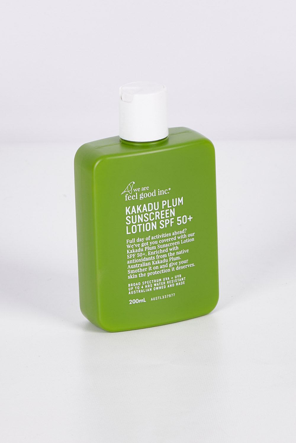 A model wearing size OneSize of the Kakadu Plum Sunscreen 50+ Lotion in colour Kakadu (Green), from the front, showing the whole outfit