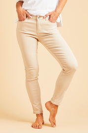 Model Luisa wearing size 10 of the Raven Skinny in colour Cream (White), from the front, showing the whole outfit