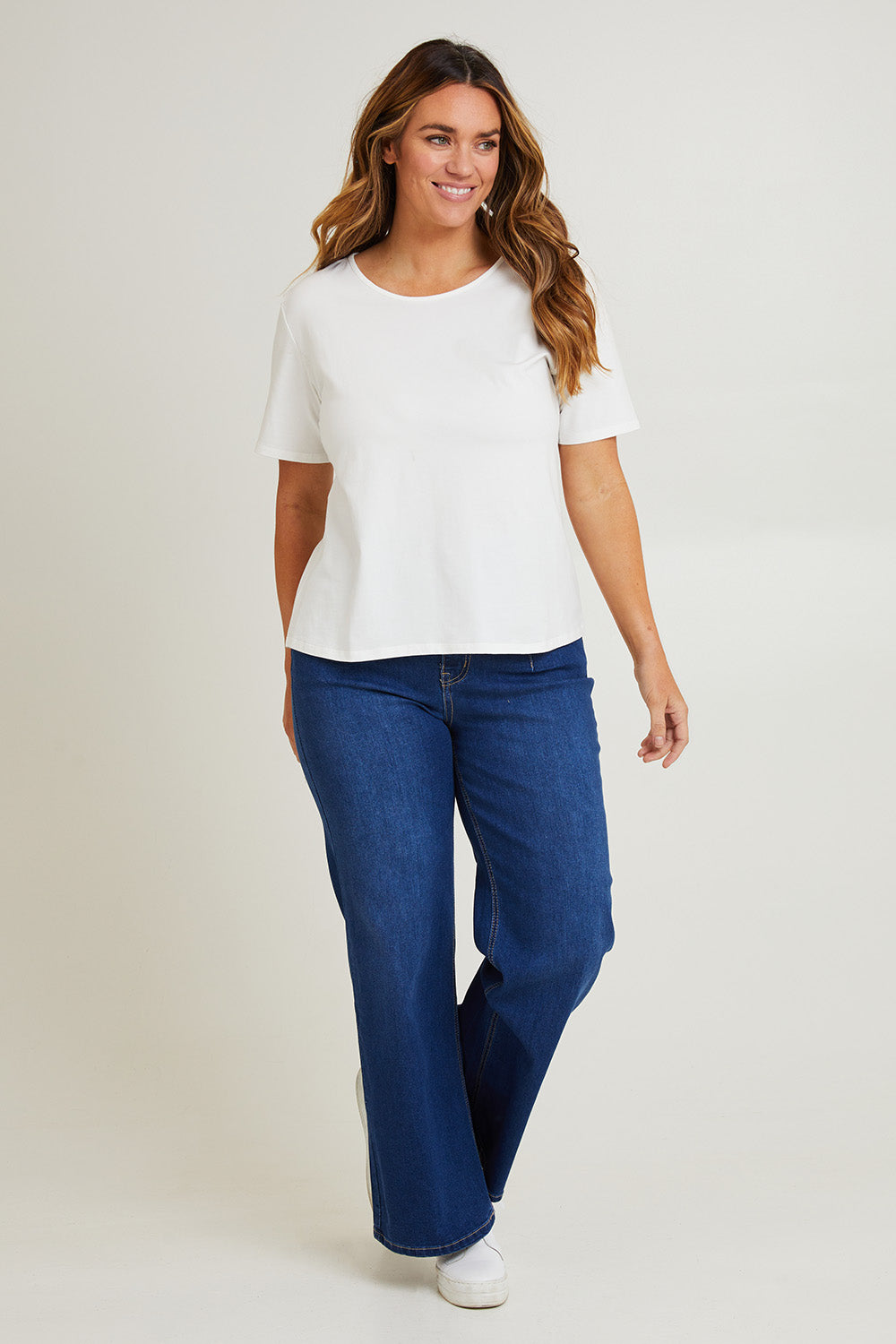 Model Laura wearing size 14 of the Candice Wide Leg Jean in colour Darkblue (Blue), from the front, showing the whole outfit
