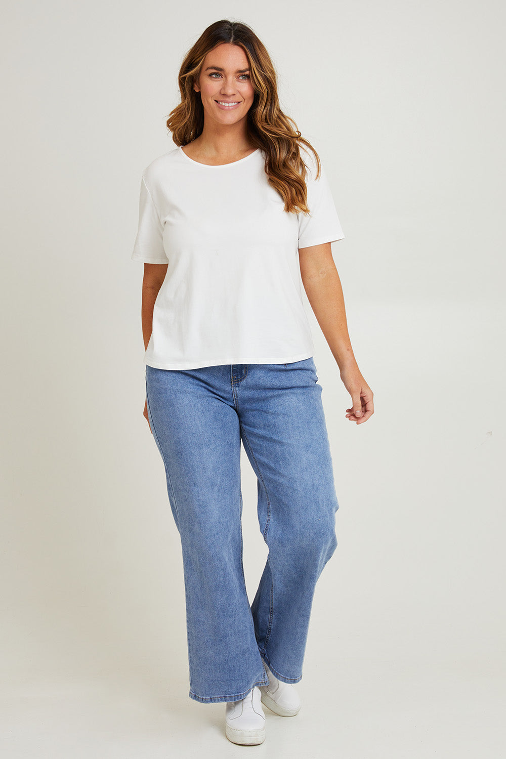 Model Laura wearing size 14 of the Candice Wide Leg Jean in colour Lightblue (Blue), from the front, showing the whole outfit
