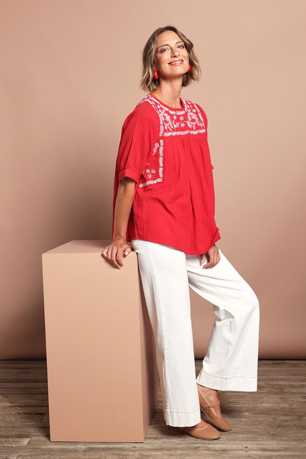 Model Riina wearing size 10 of the Katie Highin colourWaisted Front Pocket Wide Leg Jean - Whitstitch (White), from the front, showing the whole outfit