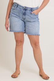 Model Chanel wearing size 16 of the Kerrie Frayed Hem Shorts in colour Lightdenim (Blue), from the front, cropped image