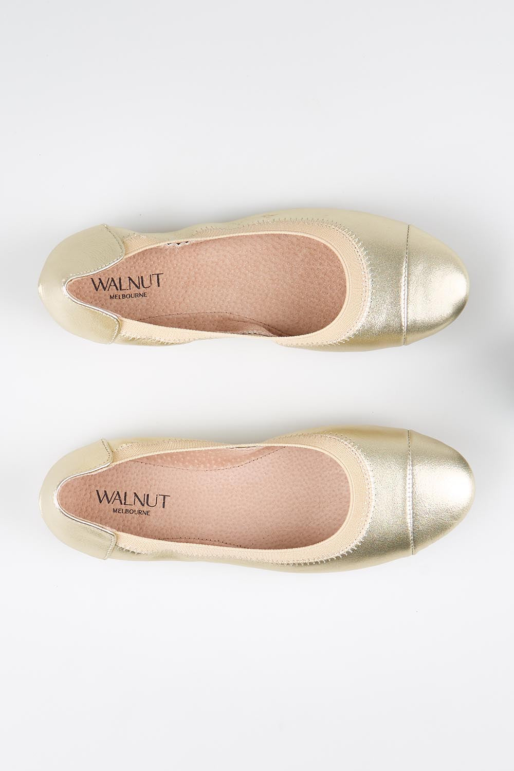 Model Genericm wearing size sample of the Ava Leather Flat - Lightgold in colour Lightgold, in a cropped view
