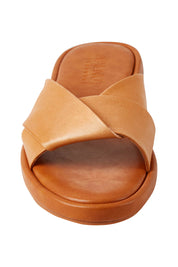Product shot of the Lauren Leather Slide in colour Coconuttan, detail
