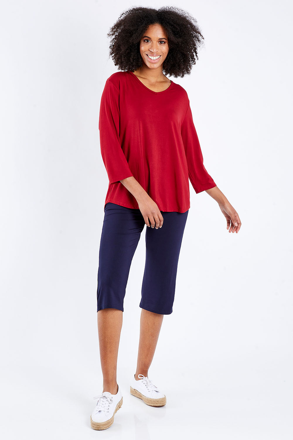 Model Schanez wearing size S of the 3/4 Bamboo Pants in colour Dnavy (Blue), from the front, showing the whole outfit