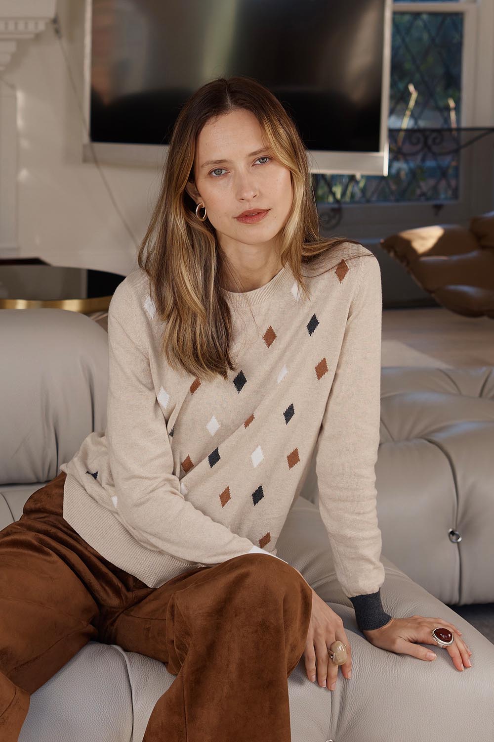 A model wearing the Magestic Cotton Cashmere Crew in colour Oat, from the front, showing the whole outfit