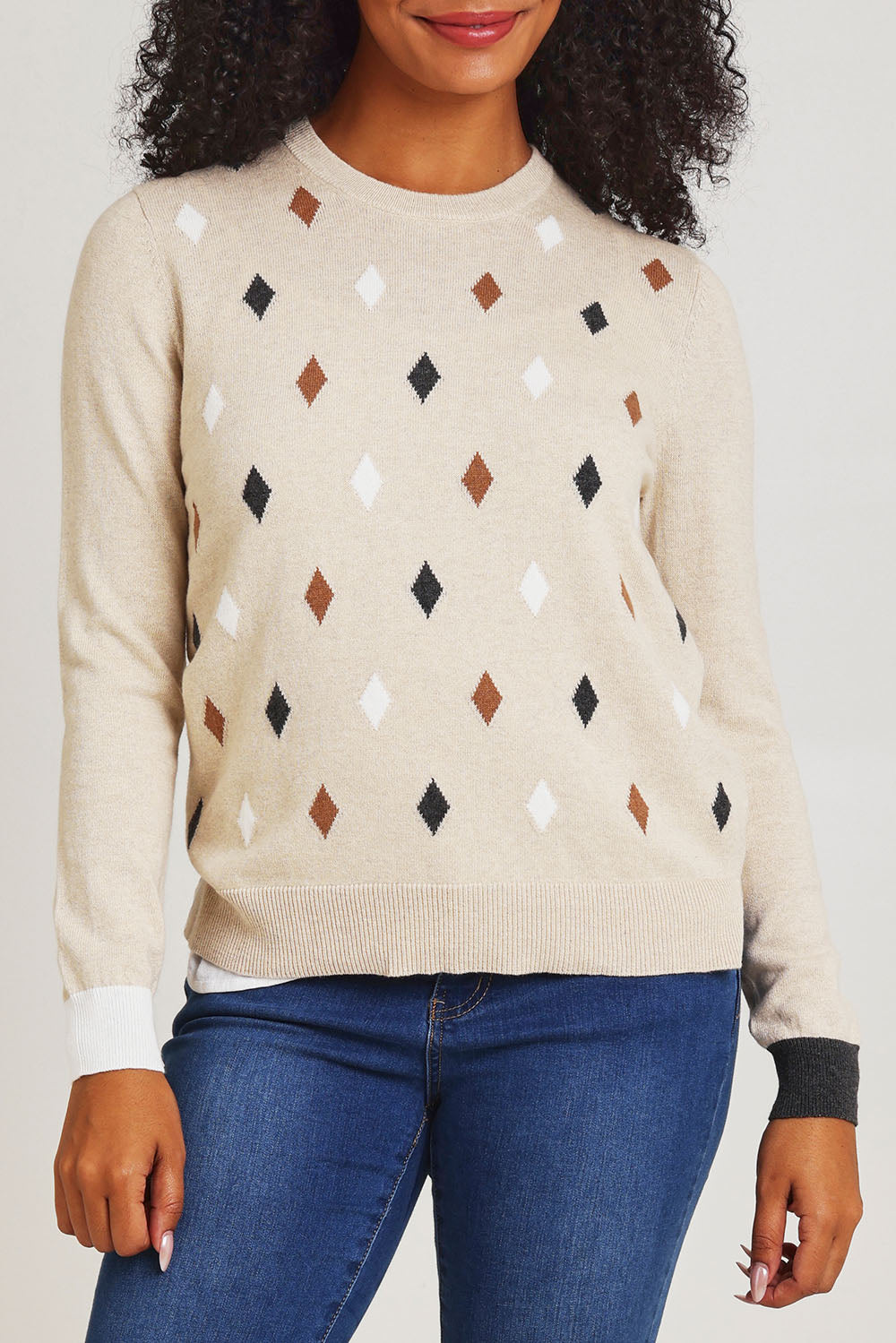 Model Ziara wearing size S of the Magestic Cotton Cashmere Crew in colour Oat, from the front, cropped image