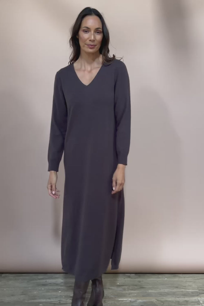The Travel Anti Pilling V Neck Dress – Cocoa