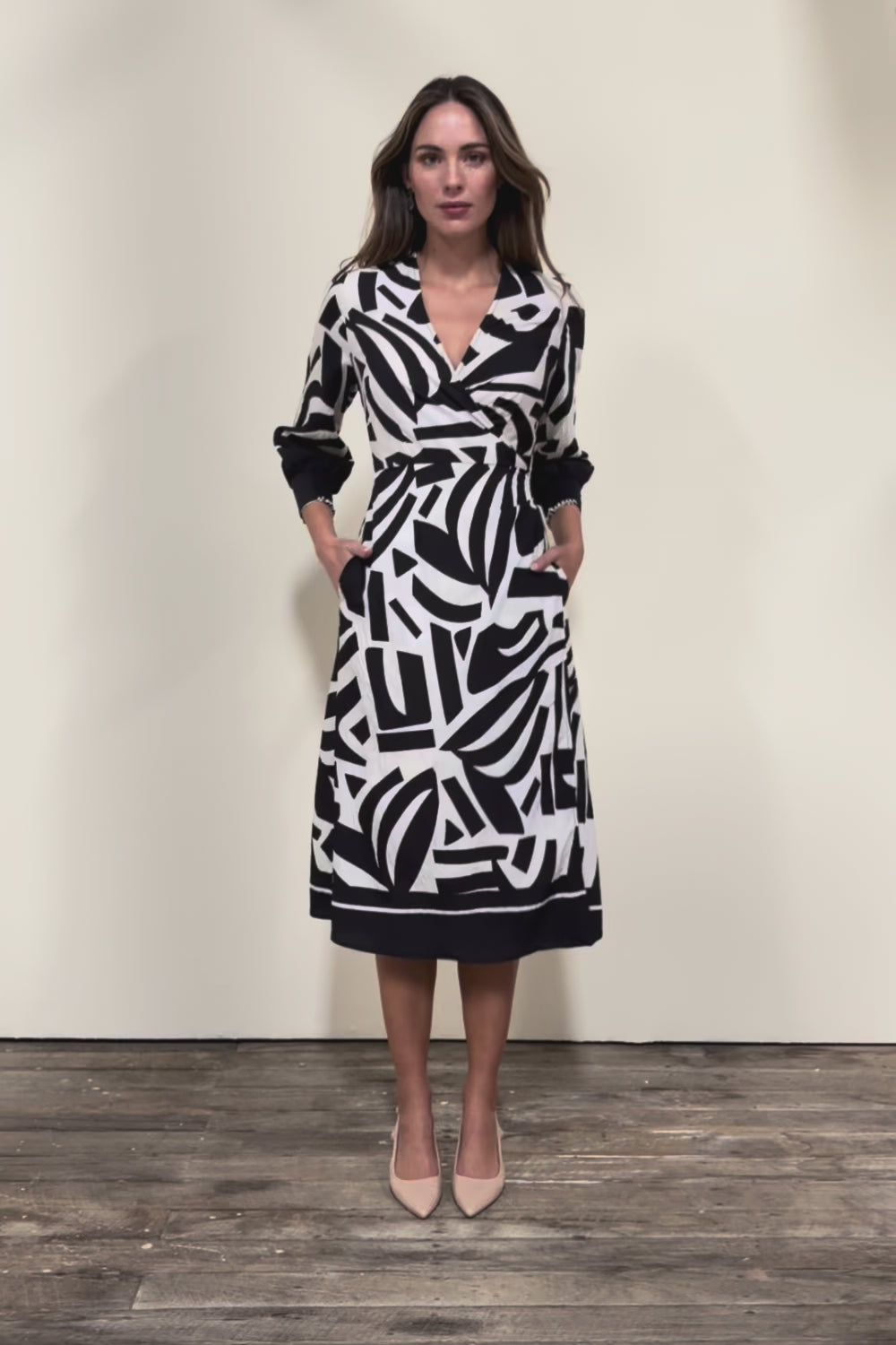 The Printed Wrap Dress - Blackabstract